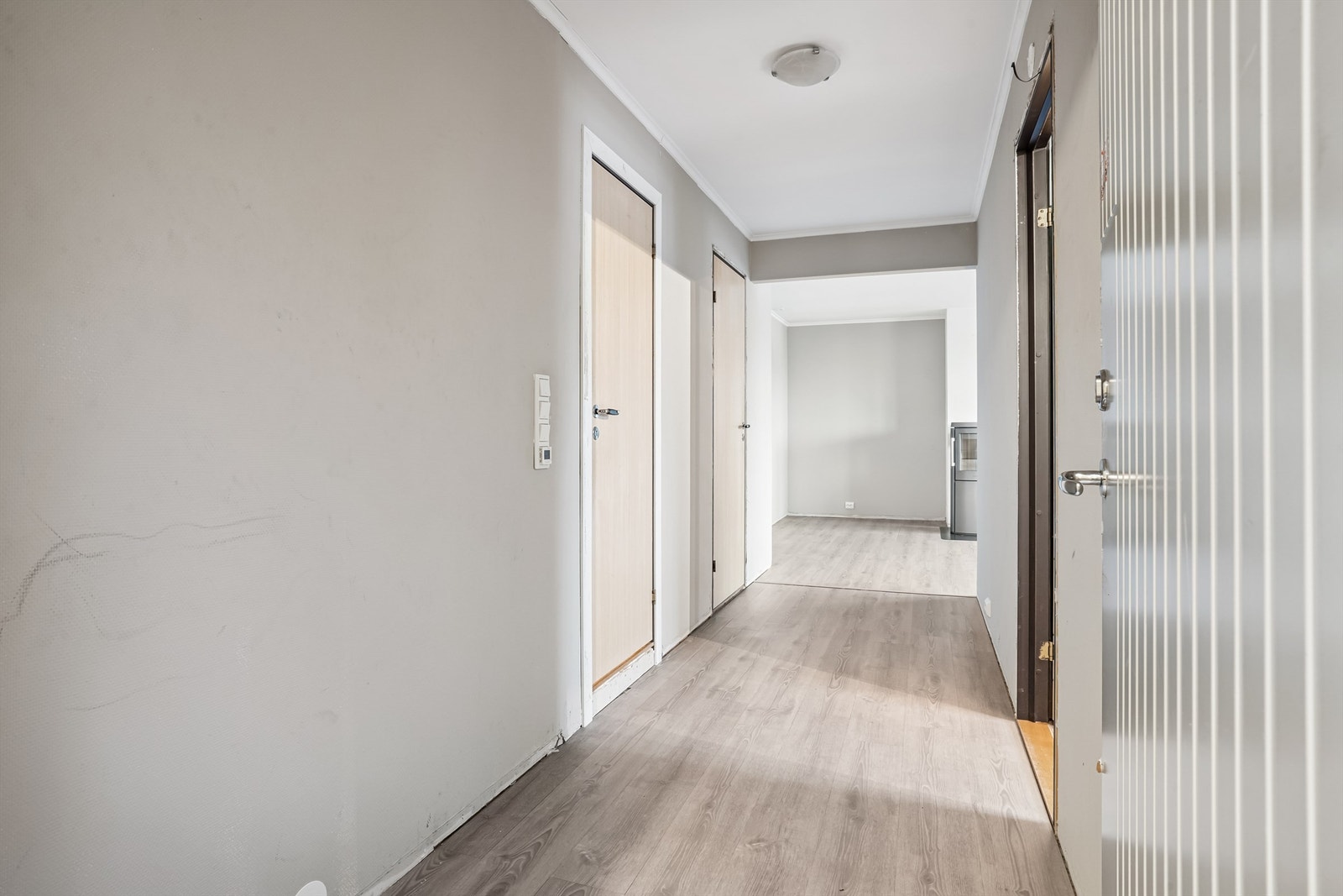 Velkommen inn. Entréen har laminatgulv og leder deg videre inn i leiligheten. Galleribilde