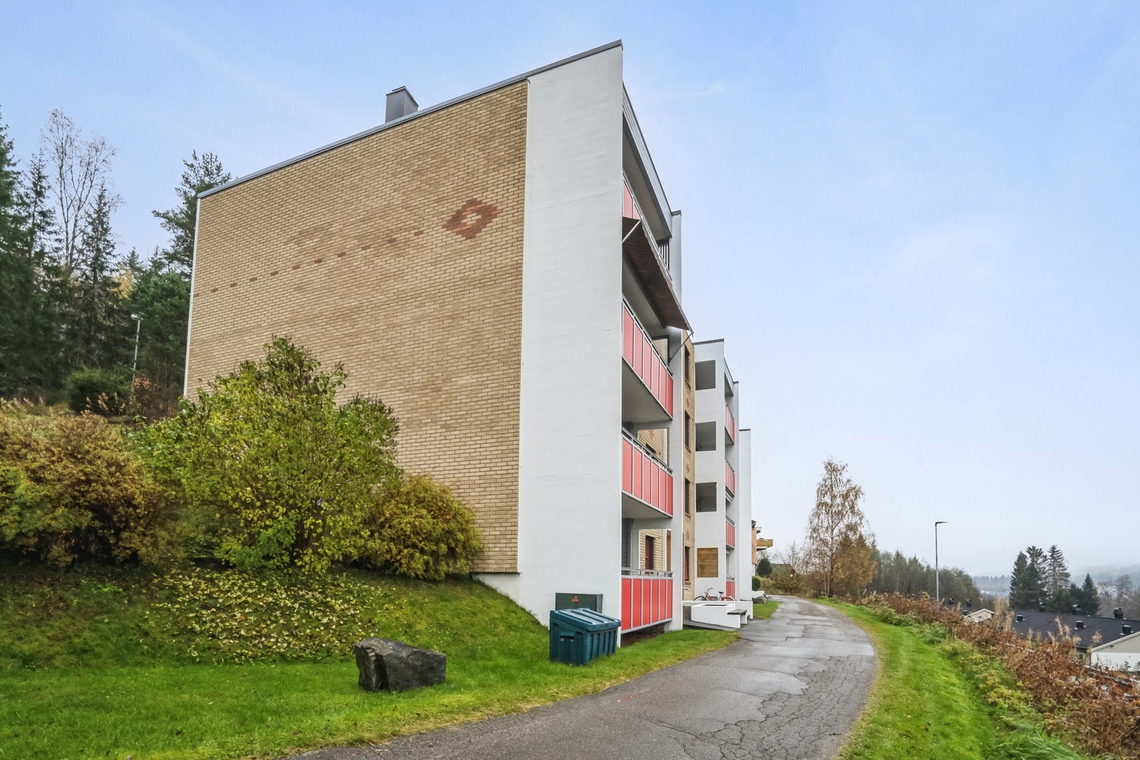 Bygget er fra 1982 og ligger i det etablerte og familievennlige boligområdet Vennersberg. Galleribilde