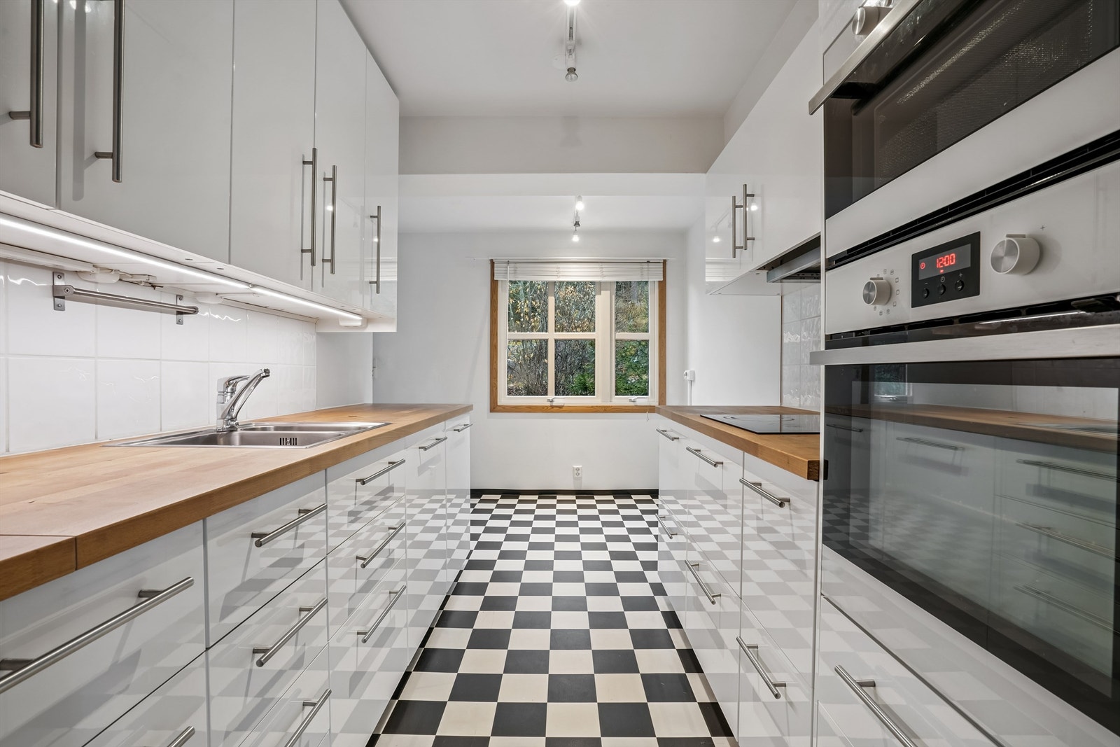 Kjøkkenet er modernisert og har en praktisk hesteskoform med rikelig skap- og benkeplass. Galleribilde