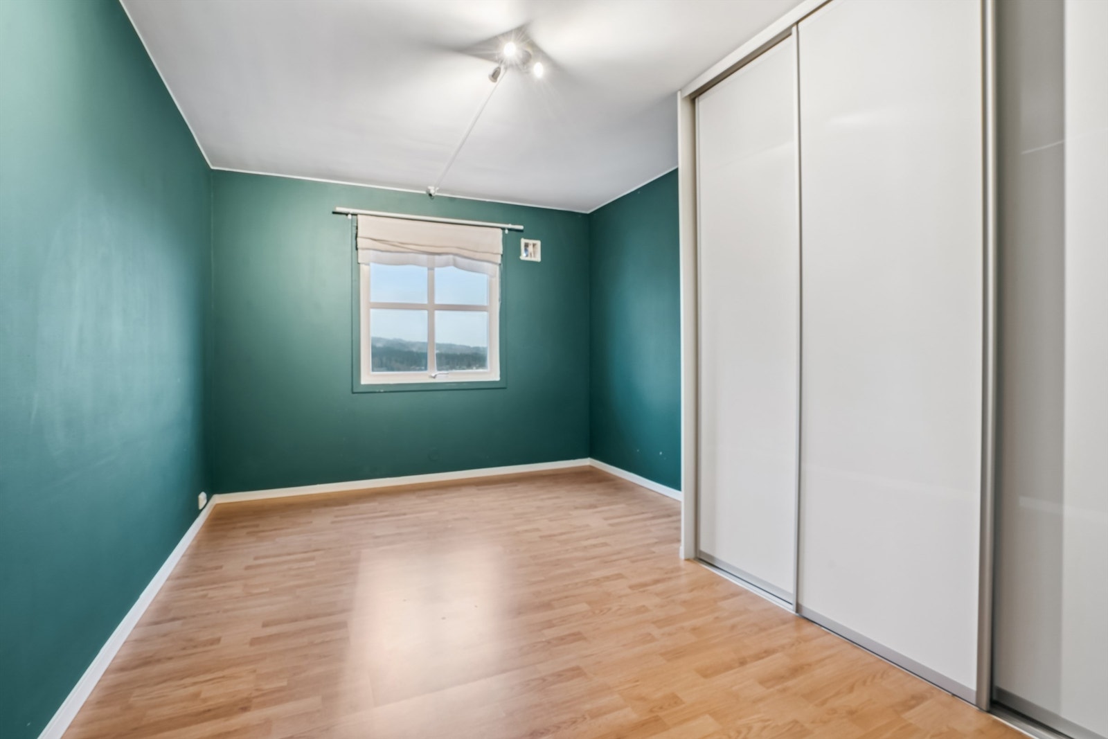 Leiligheten inneholder to soverom. Dette rommet har god plass og en stor garderobeløsning. Galleribilde