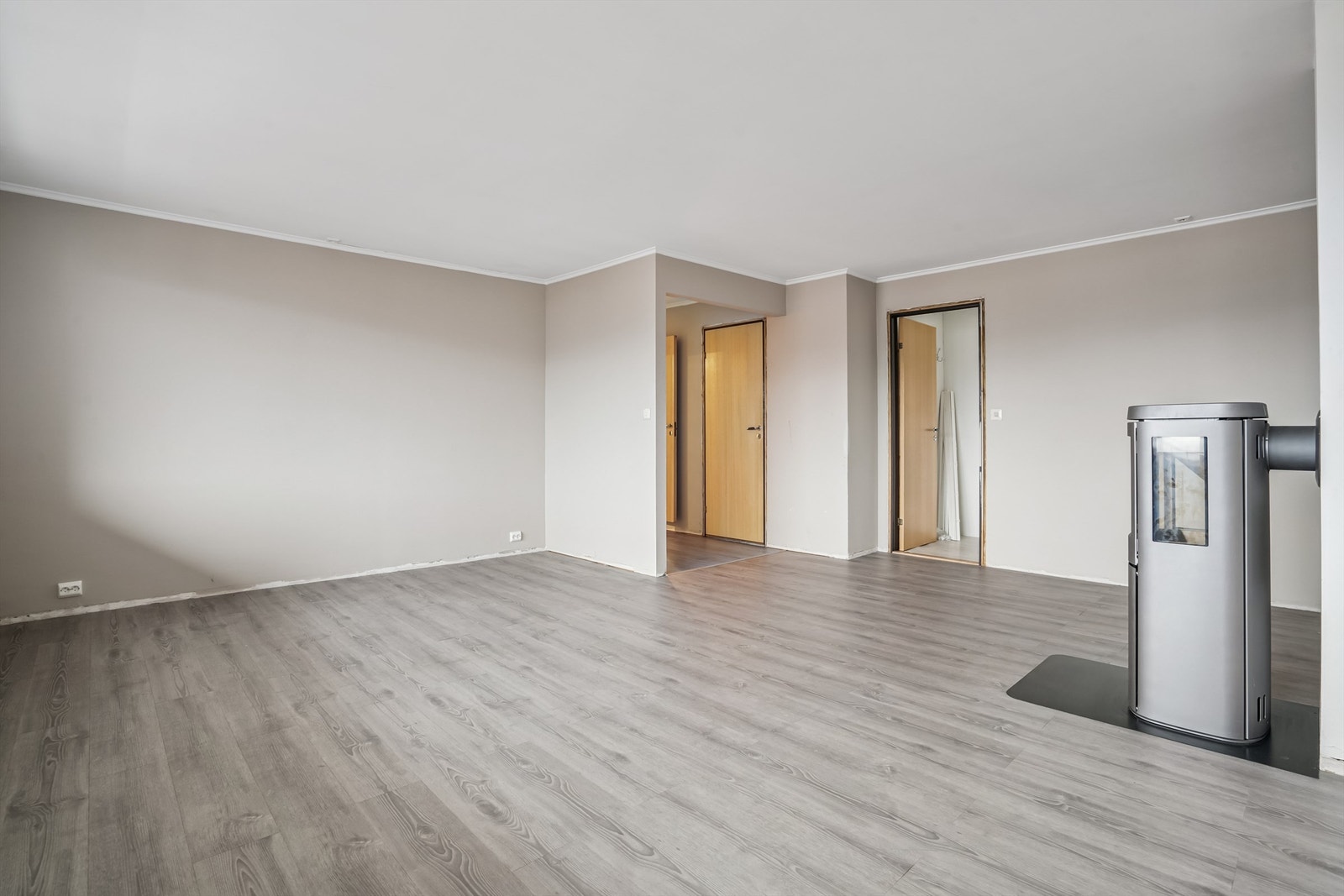 De nøytrale overflatene gjør det enkelt å sette sitt eget preg på boligen. Galleribilde