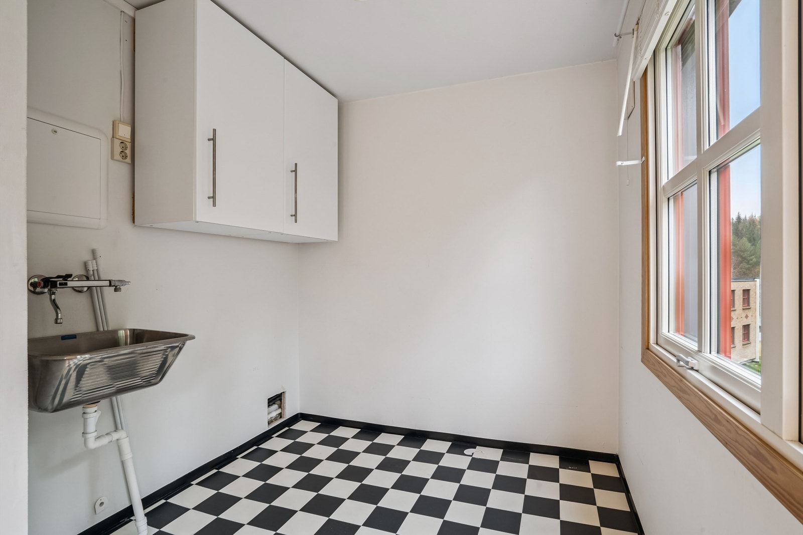 Vaskerommet er av nyere dato med opplegg for vaskemaskin og en praktisk utslagsvask. Galleribilde