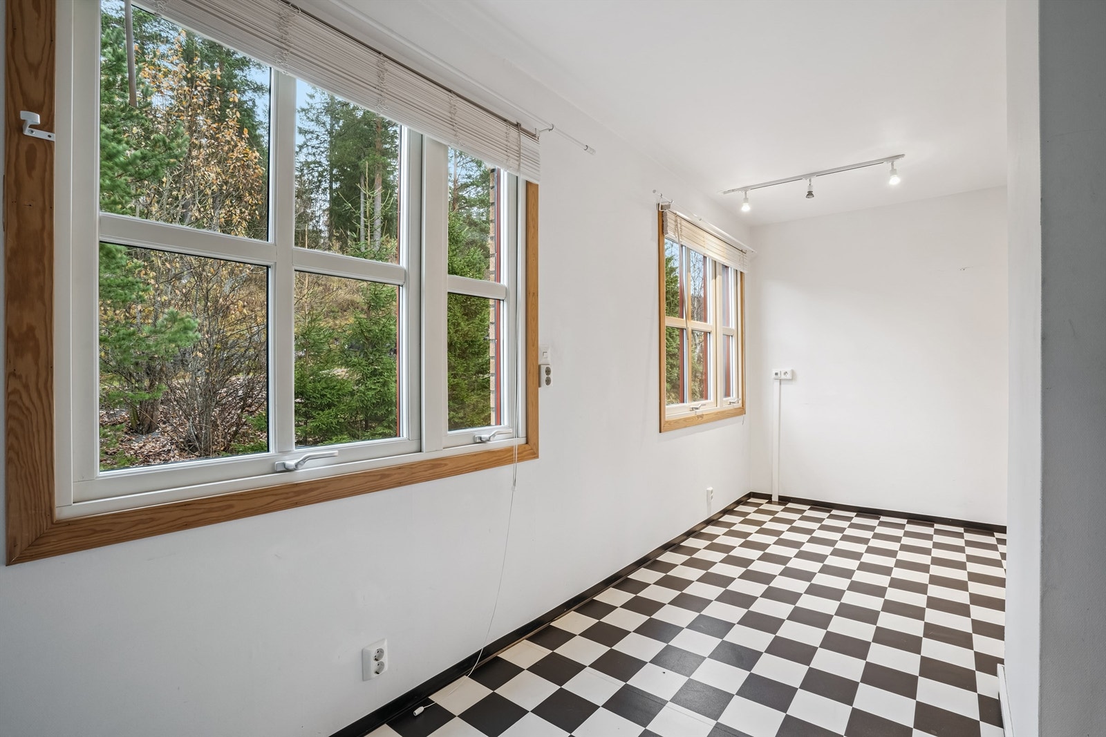 Rommet har vinylbelegg på gulv og malte plater på veggene. Galleribilde