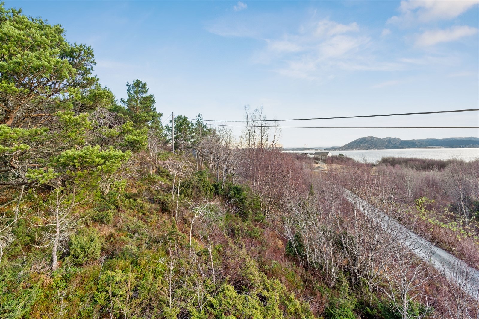 Fra tomten er det kort vei til sjøen hvor man har også har rett til båtplass og mulighet for oppsetting av naust. Galleribilde
