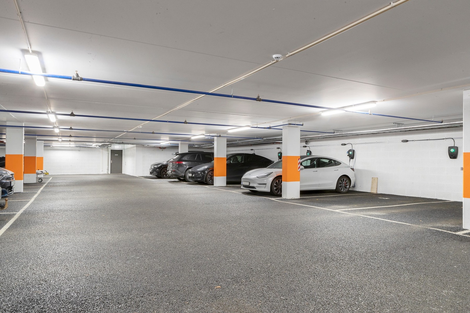 2 biloppstillingsplasser Galleribilde