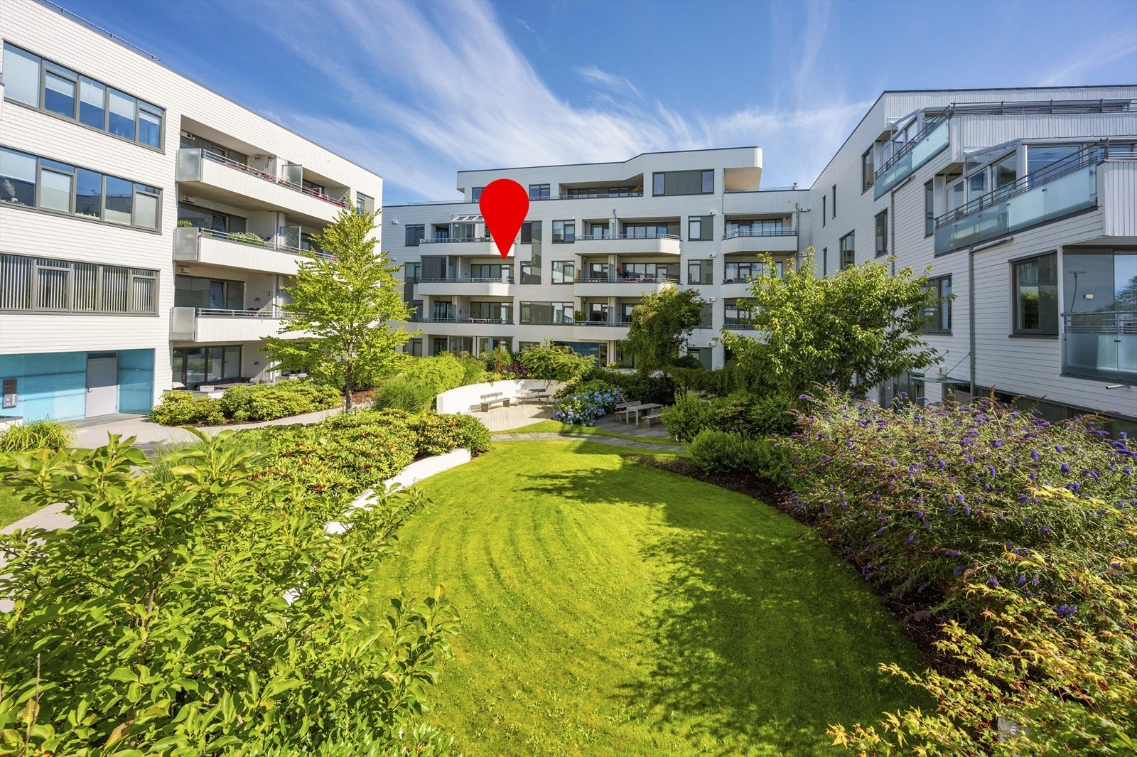 EiendomsMegler1 v/Sjur Svihus presenterer denne kjekke leiligheten i Eiganes Park med 2 soverom, 2 bad, 2 boder, heis og fast parkering. Galleribilde