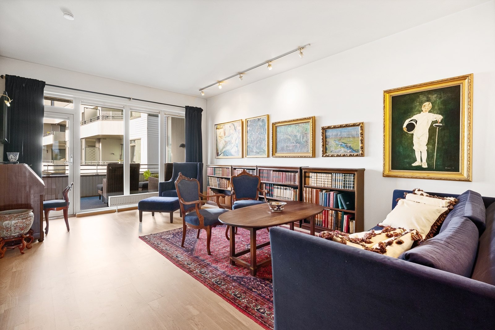 Lys og romslig stue. Galleribilde