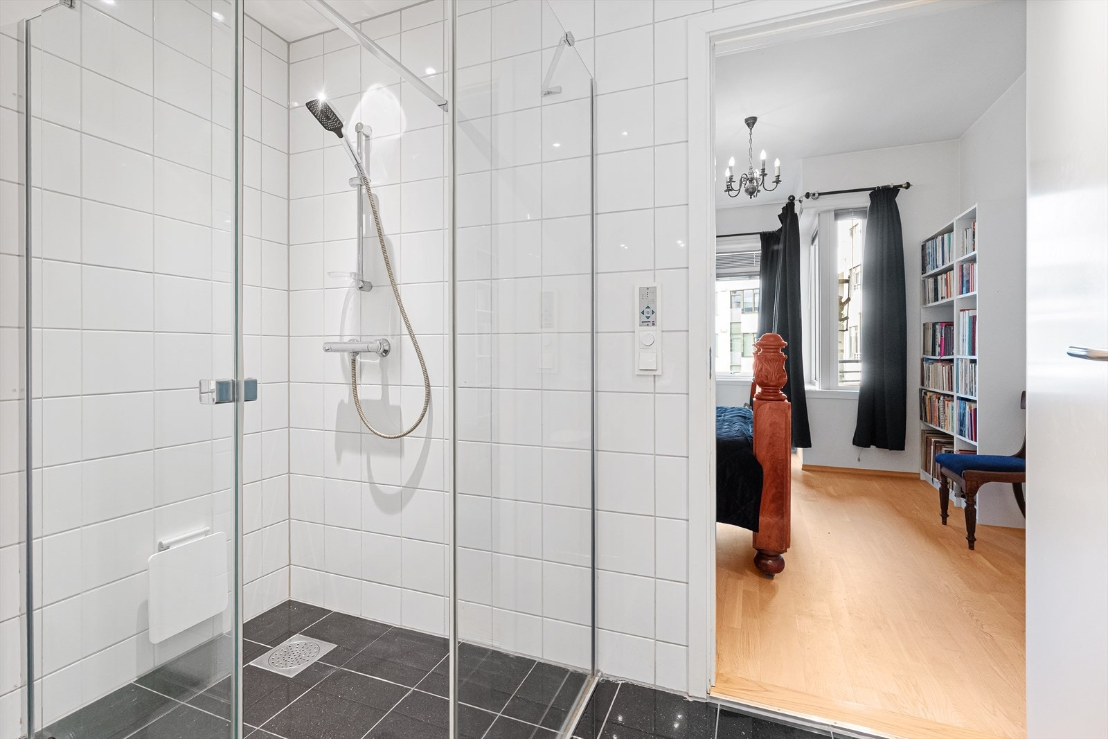 Fra hovedsoverommet er det direkte adkomst til privat bad Galleribilde