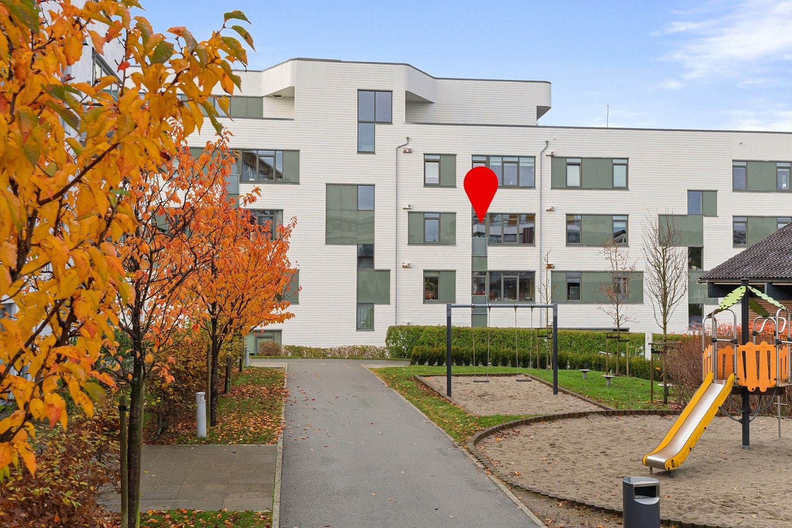 Leiligheten er gjennomgående med store vindusfasader i begge ender. Fritt og åpent mot lekeplass/park ved Viking-huset. Galleribilde