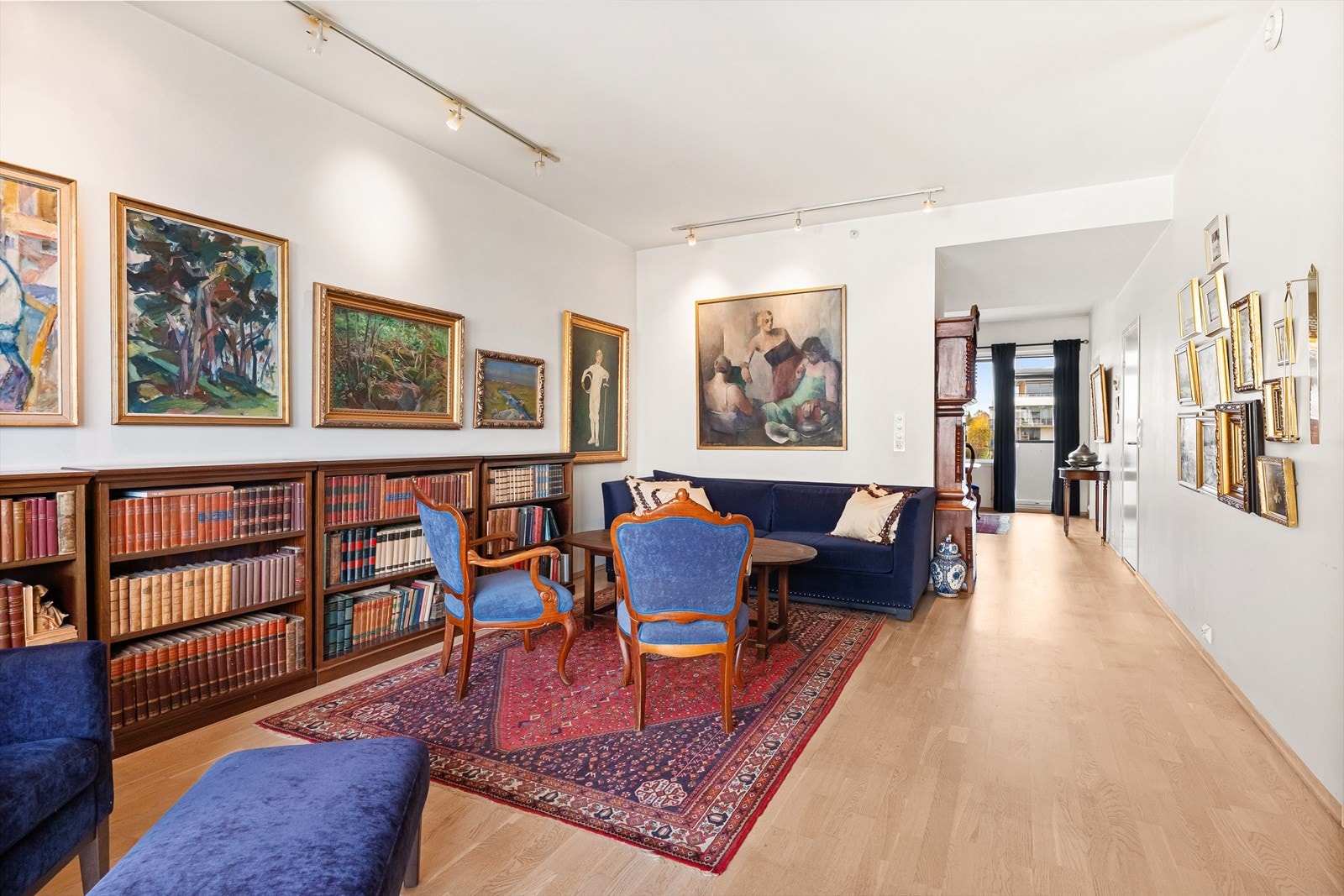 Gjennomgående leilighet med vinduer i begge ender. Galleribilde