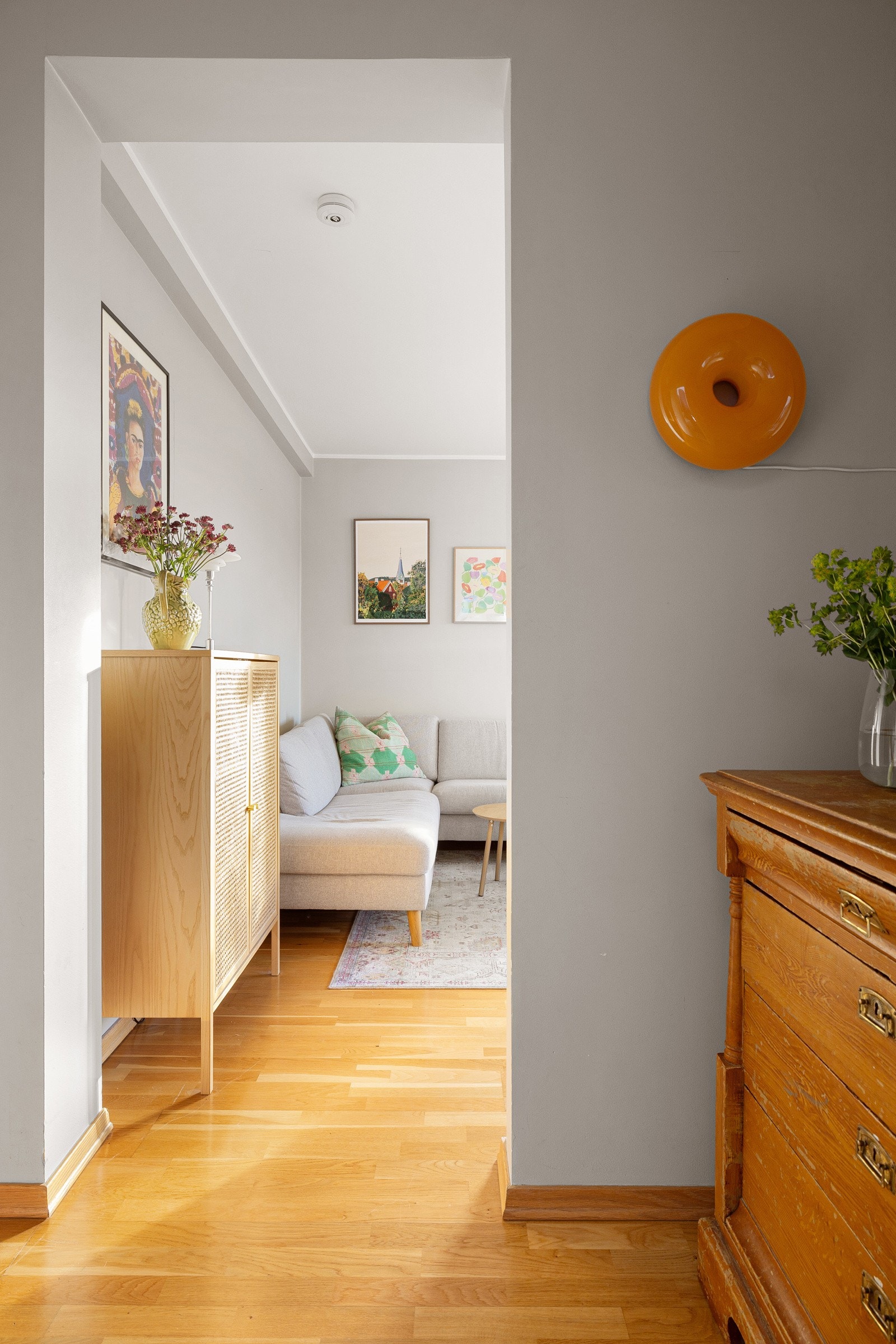 Rett utenfor inngangsdøren i 4. etasje er en veldig praktisk søppelsjakt så man slipper å bære med seg søppelet på vei ned. Galleribilde