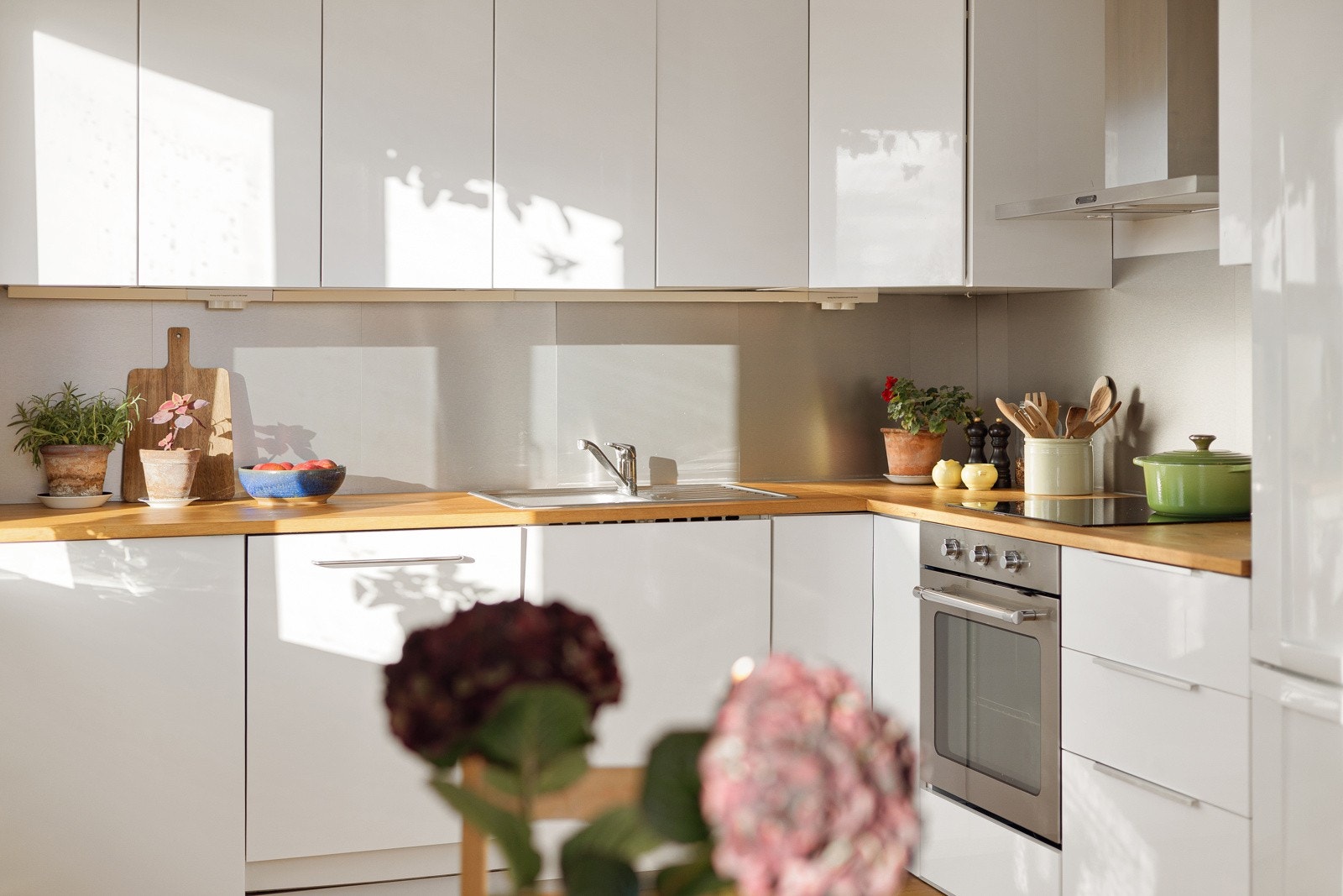 Kjøkkeninnredningen har hvite fronter og heltre benkeplate. Det er godt med lagringsplass i en rekke skap. Galleribilde