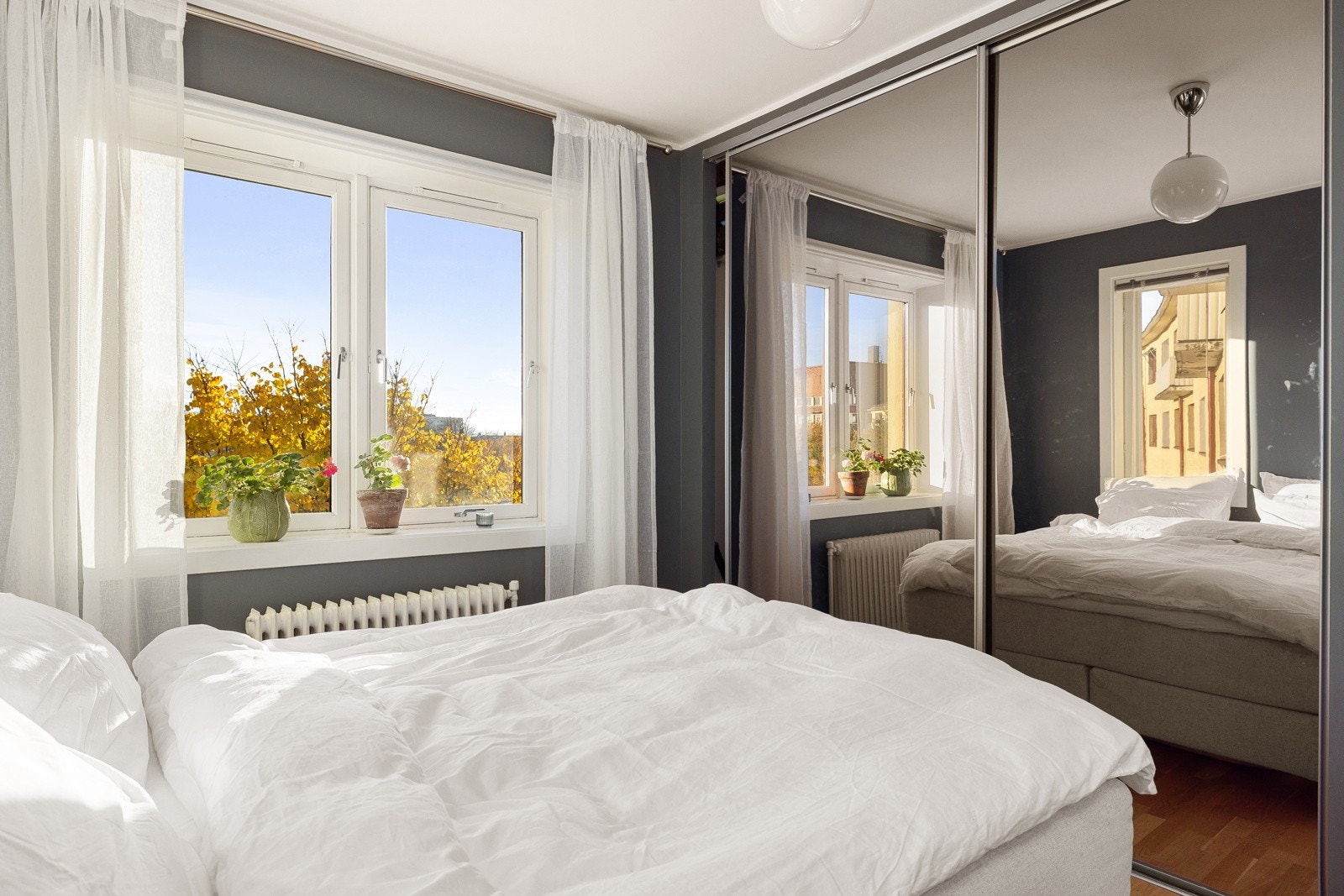 En romslig skyvedørsgarderobe gir rikelig med lagringsplass på soverommet. Galleribilde