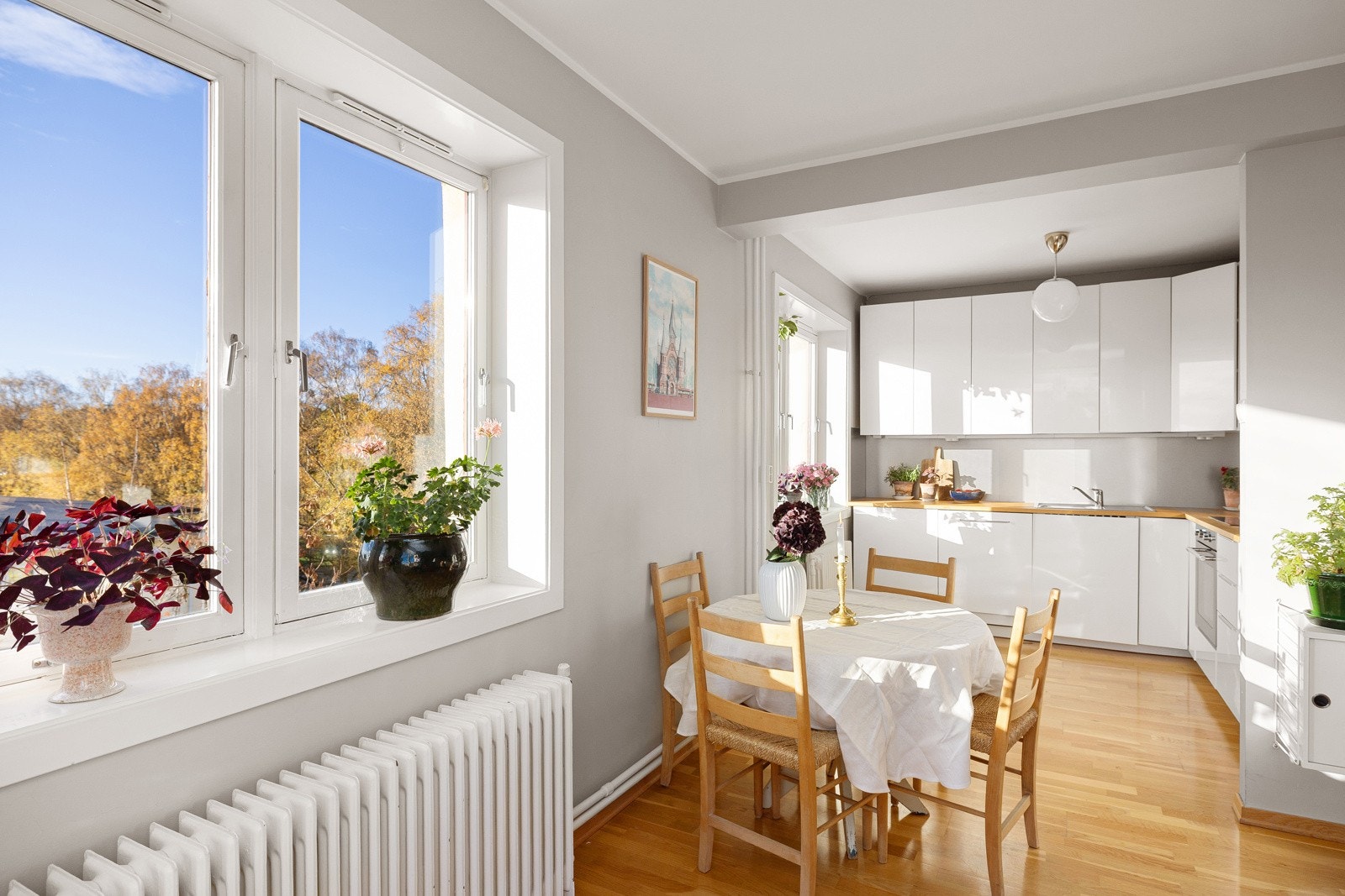 Leiligheten har et tidløst og pent kjøkken med integrerte hvitevarer som medfølger salget. Galleribilde