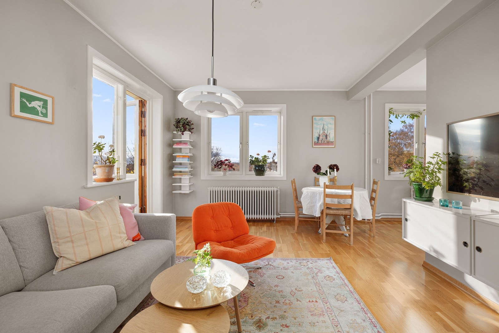 En rekke vinduer åpner opp og gir en god romføelse i dette hjemmet. Galleribilde