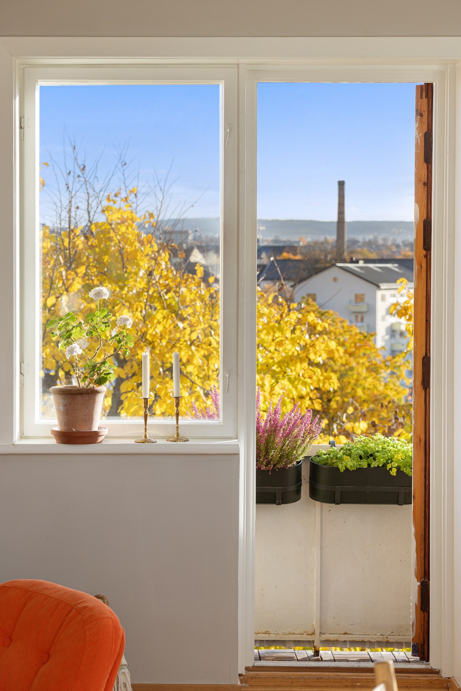 Leiligheten har en liten og koselig balkong med sol fra tidlig morgen til godt utpå dagen. Galleribilde