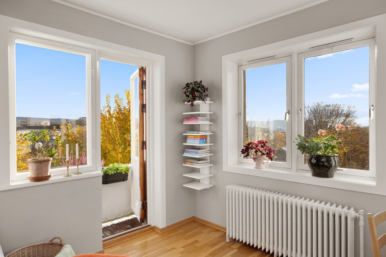 Legg merke til utsikten som helt klart blir en del av stuen! Galleribilde