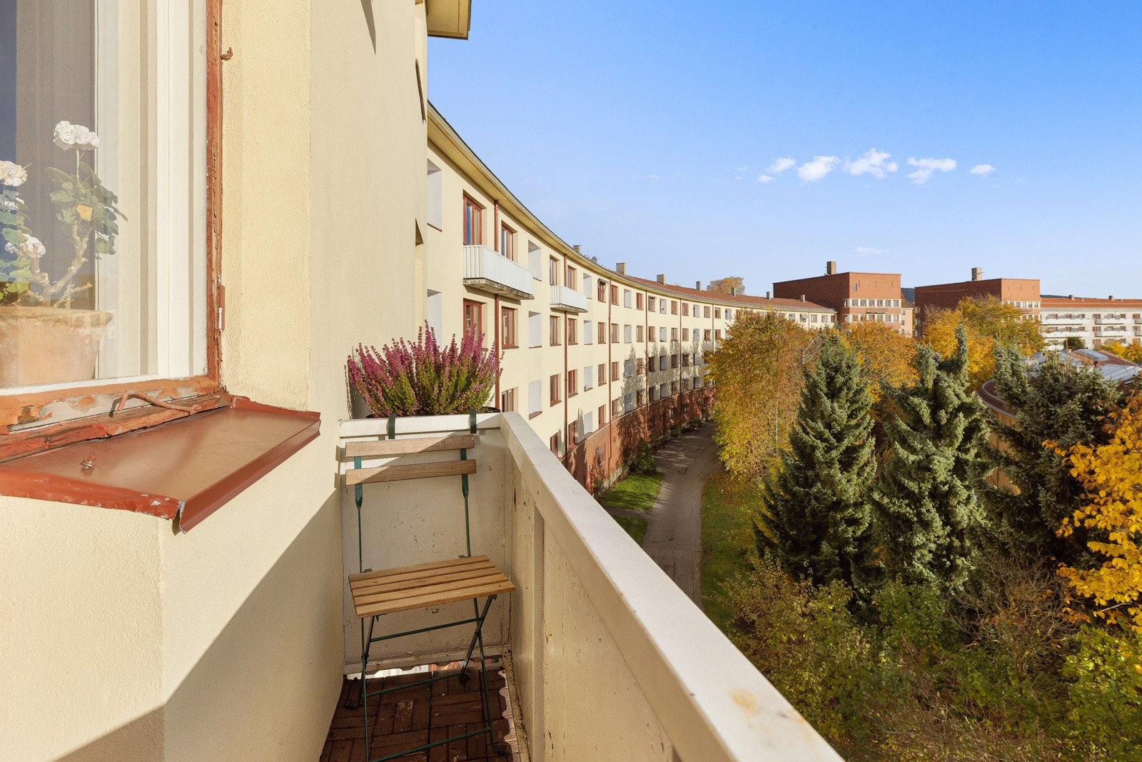 Balkongen er ikke av det største slaget men det er plass til et lite bord og to stoler. Galleribilde