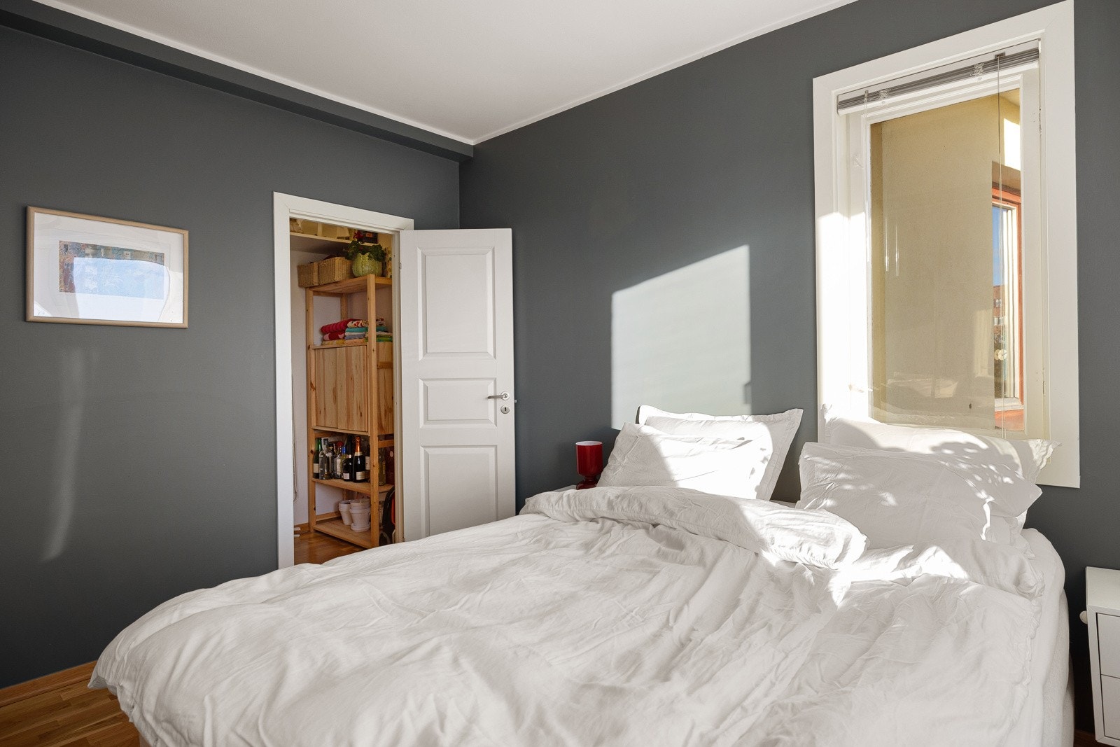 Fra soverommet er det inngang til den praktiske innvendige boden. Boden kan også benyttes som et walk-in closet eller et hjemmekontor. Galleribilde