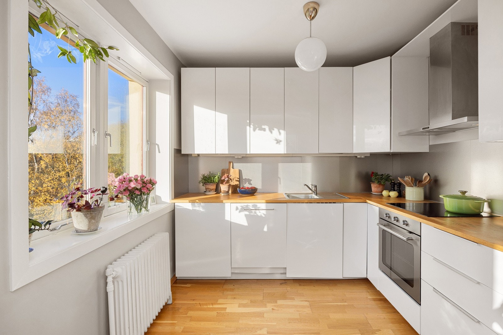 Benkeplaten er ny fra 2024, samtidig ble komfyr og platetopp integrert og det ble satt opp ny kurs og utførte kontroll av el-anlegget i leiligheten. Galleribilde