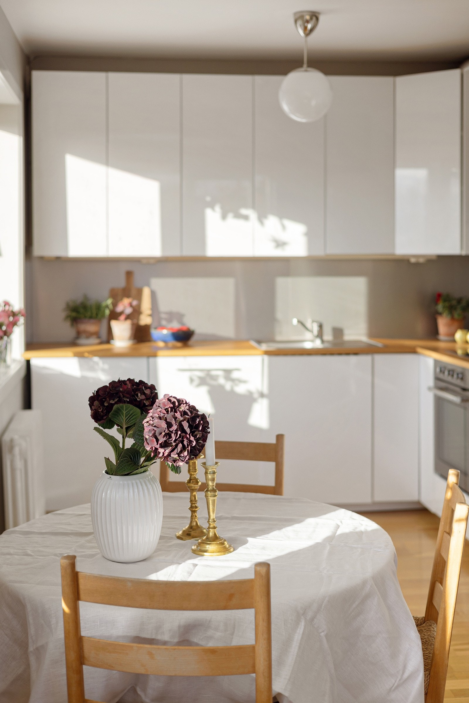 Det er fint med plass til eget spisebord tilknyttet kjøkkenet. Galleribilde