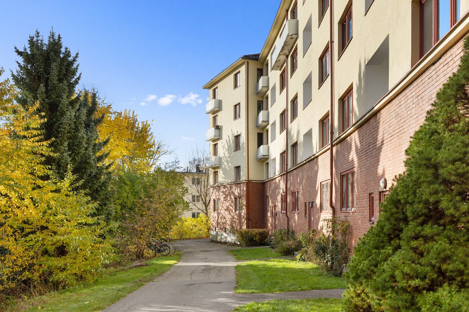 I gården finnes også et eget låst sykkelrom til glede for beboerne og det finnes et eget rom for gratis leie via Vibbo dersom man har familie på besøk over helgen eller liknende. Galleribilde