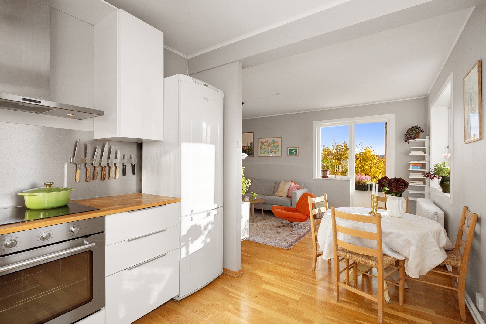 Den åpne løsningen mellom stuen og kjøkkenet er både sosial og praktisk. Galleribilde