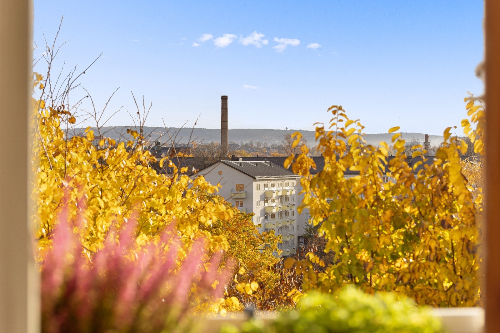 Leiligheten i 4. etasje ligger høyt, fritt og solrikt til med nydelig utsikt mot byen, Ilaparken og nabolaget. Galleribilde