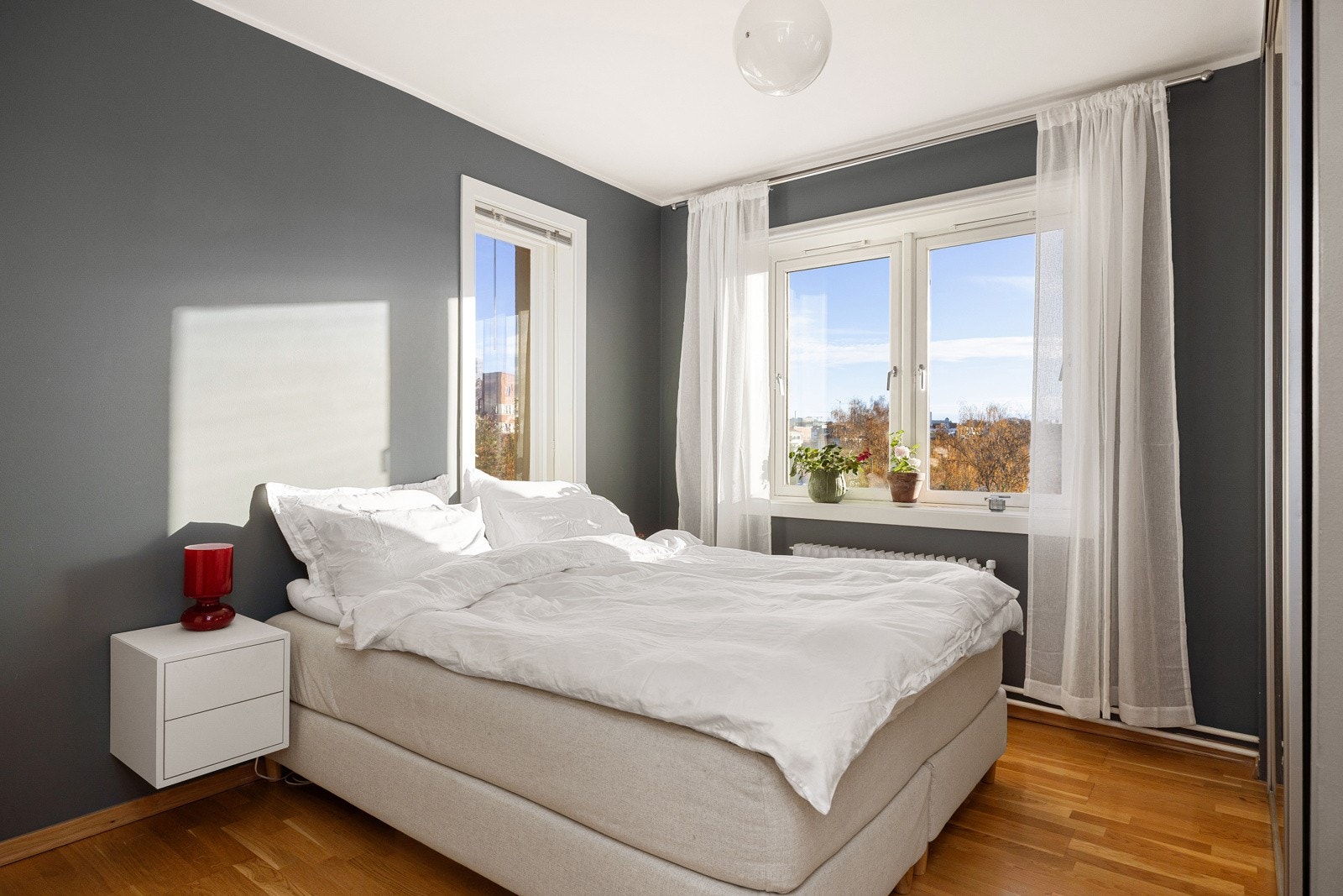 Soverommet har også flere vinduer som slipper lyset inn. Galleribilde