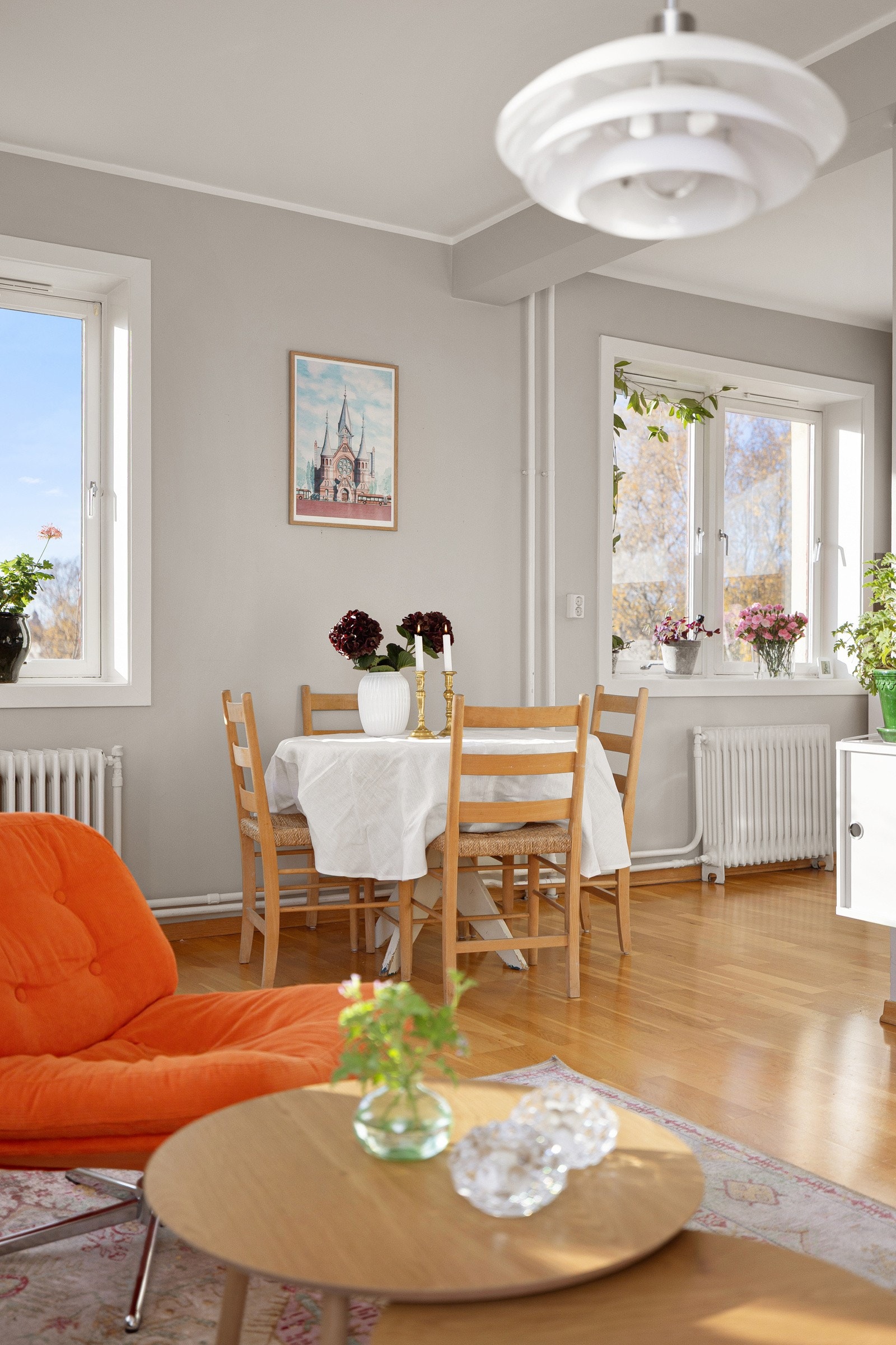 I oppholdsrommet er det god plass til både sittegruppe og spiseplass. Galleribilde