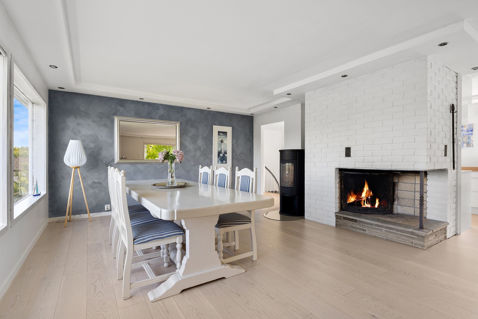 Midt i stuen er det både en flott åpen peis samt en peisovn. Peisovnen har fått TG3 grunnet for kort avstand til brennbart materiale. Galleribilde