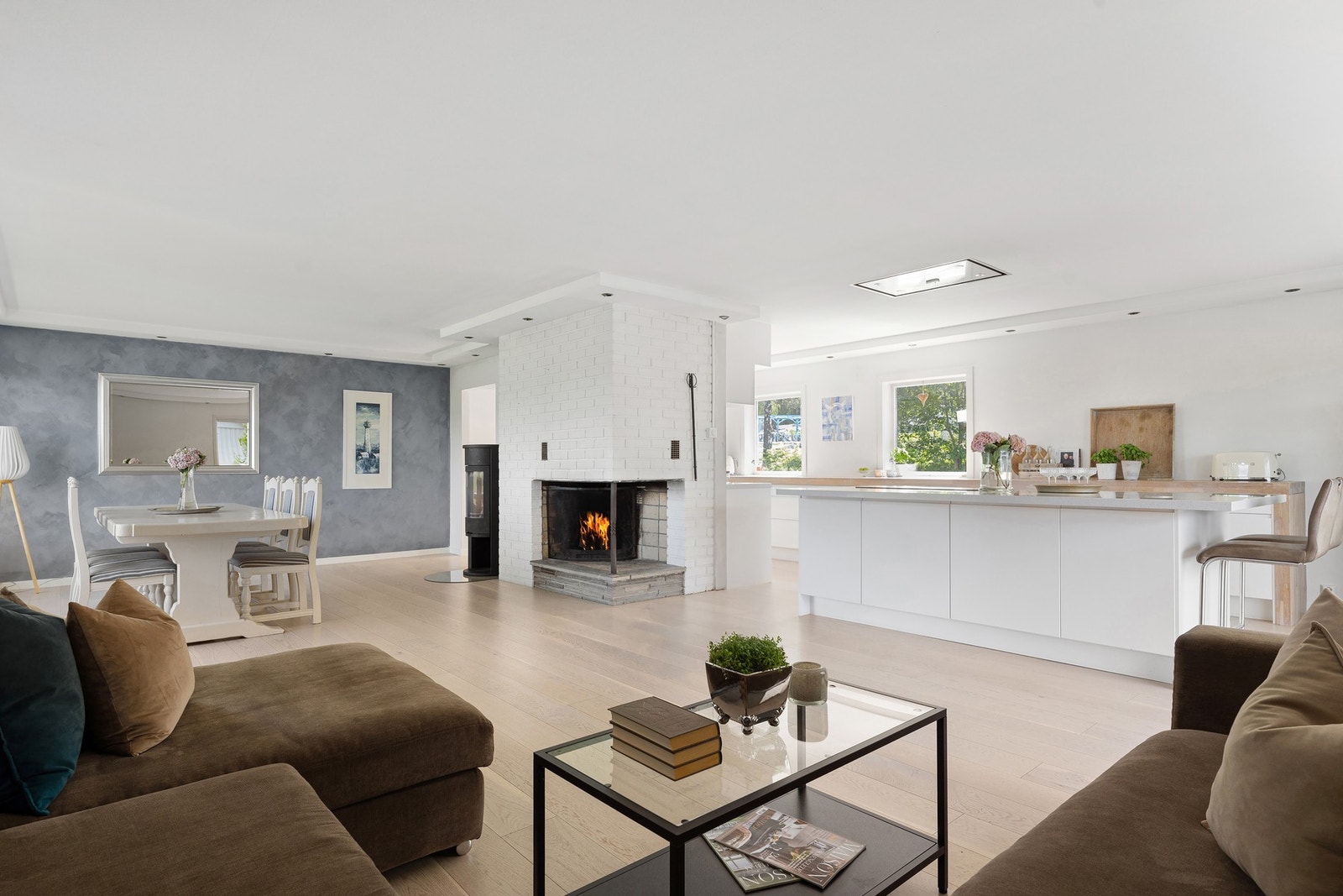 I 1.etasje møter vi en romslig og lys stue/spisestue i åpen løsning mot kjøkkenet - perfekt for både sosiale anledninger og dagligliv. Galleribilde