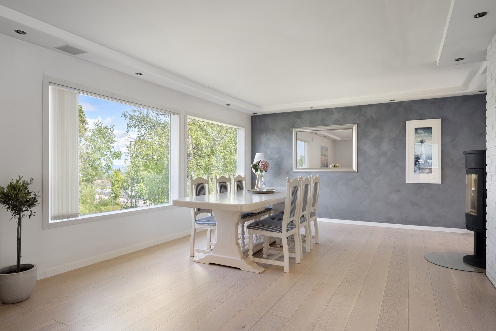 For den som er glad i å invitere gjester er det god plass til langbord i spisestuen. Galleribilde