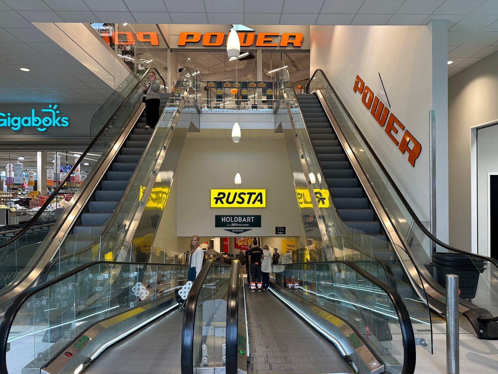 God eksponering på innsiden av hovedinngang over rullebåndet. Ledig plass til ny leietaker. Ledig lokale ligger i nybyggets u.etg. Adkomst via rullebånd ved hovedinngangen i 1.etg., samt heis. Galleribilde