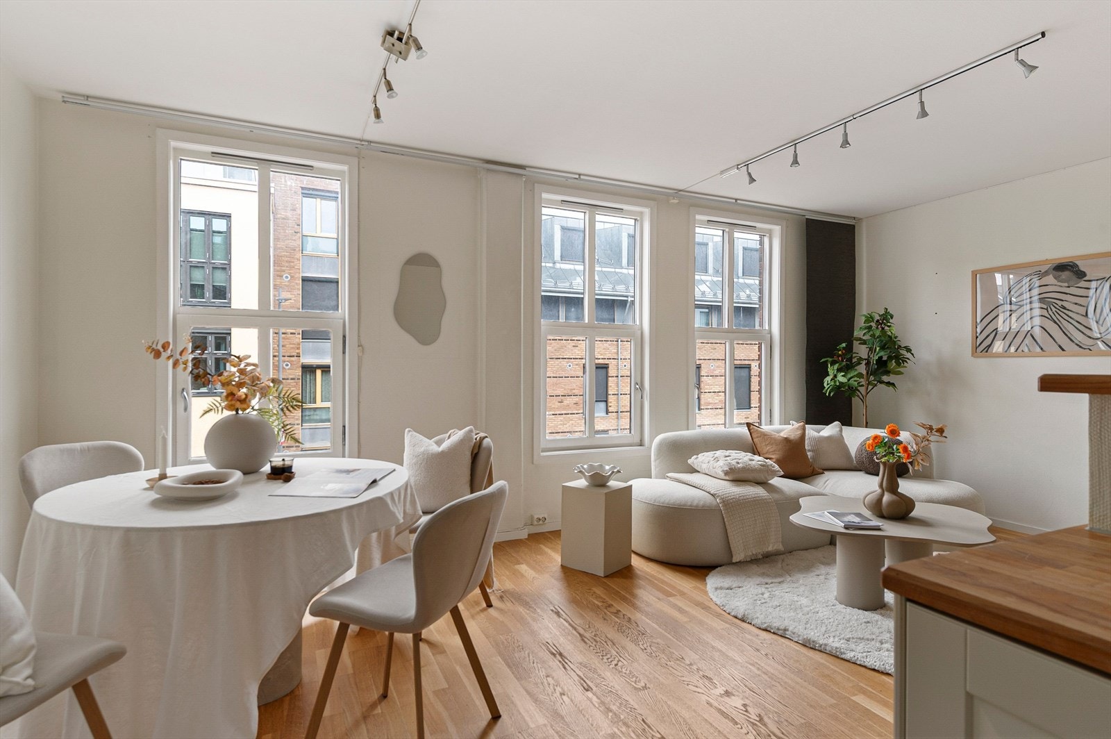 Det er rom for både sofagruppe og spisegruppe i stuen. Galleribilde