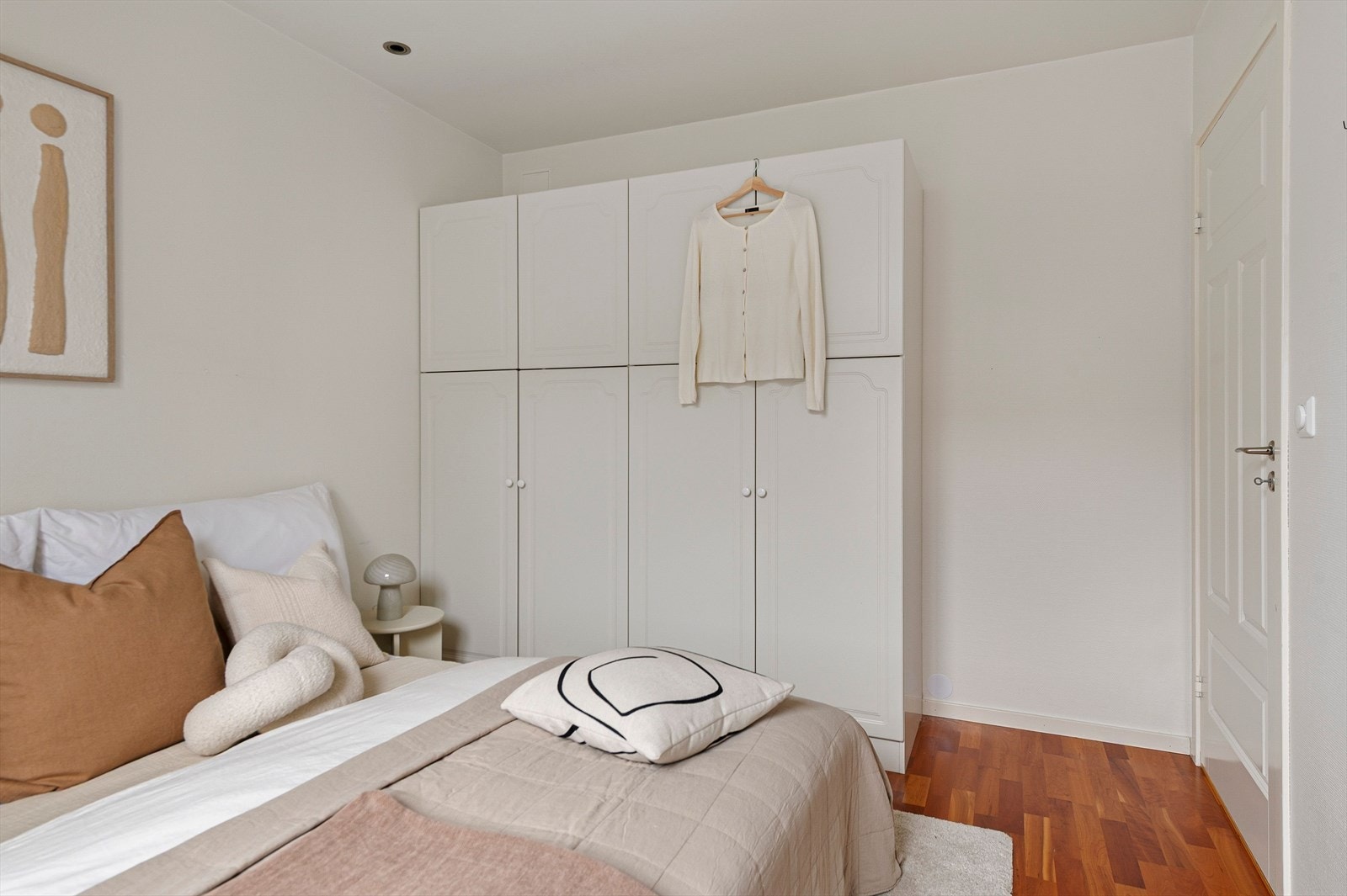 Dobbelt garderobeskap med god garderobeplass. Galleribilde