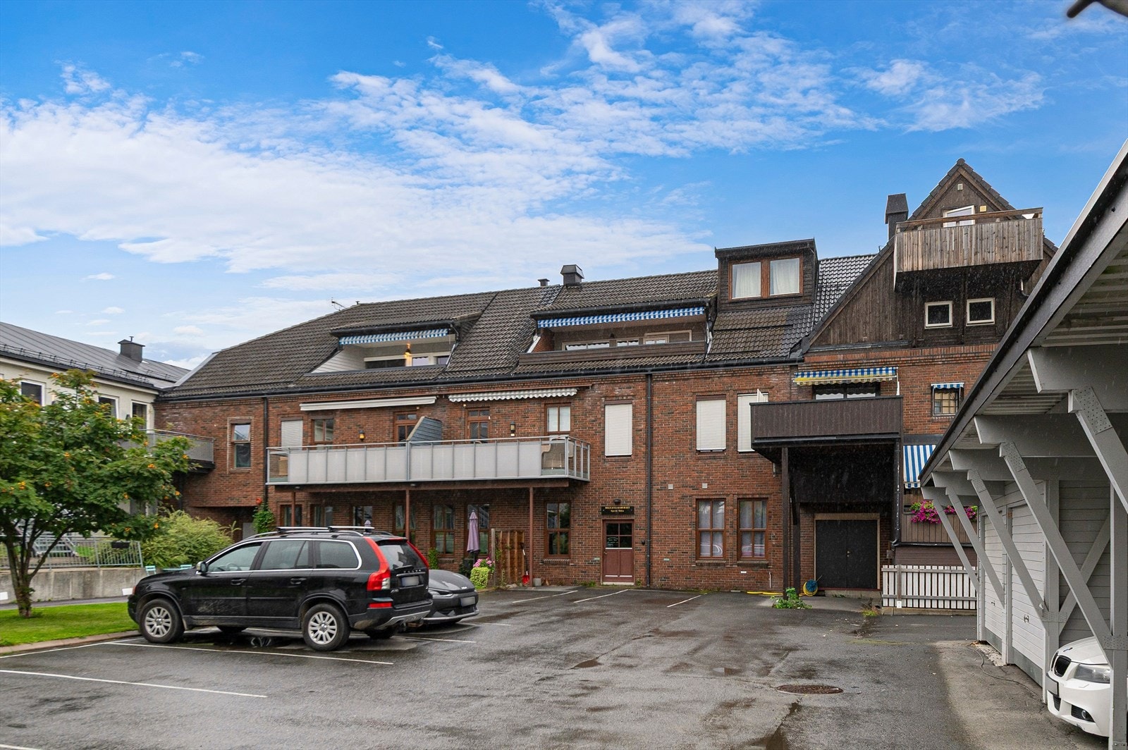 Bakgård med inngang og p-plasser. Galleribilde