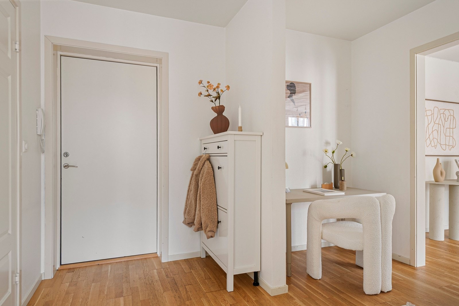 Lys og trivelig gang med flere muligheter til oppbevaring av klær og sko. Galleribilde