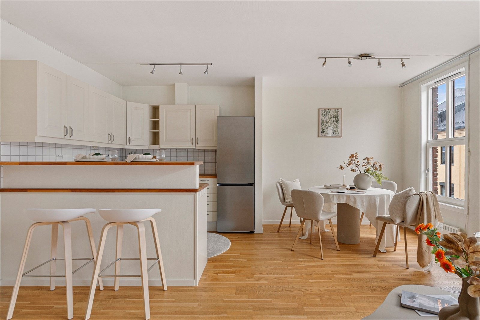 Kjøkken i åpen løsning til stue og spisestue, barløsning med 2-3 sitteplasser. Galleribilde