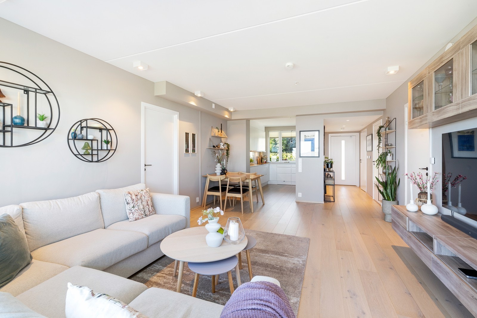 Lys og innbydende stue med Pergo Parkett Lofoten, 1 stav. Fine malte flater på vegg. Galleribilde