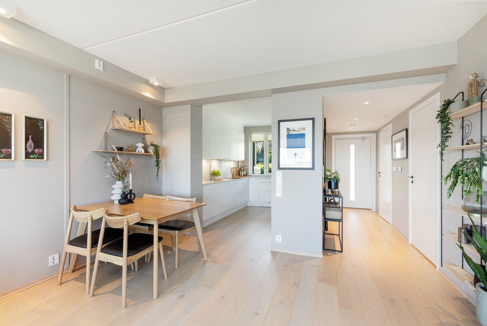 Plass til spisebord mellom stue/kjøkken Galleribilde