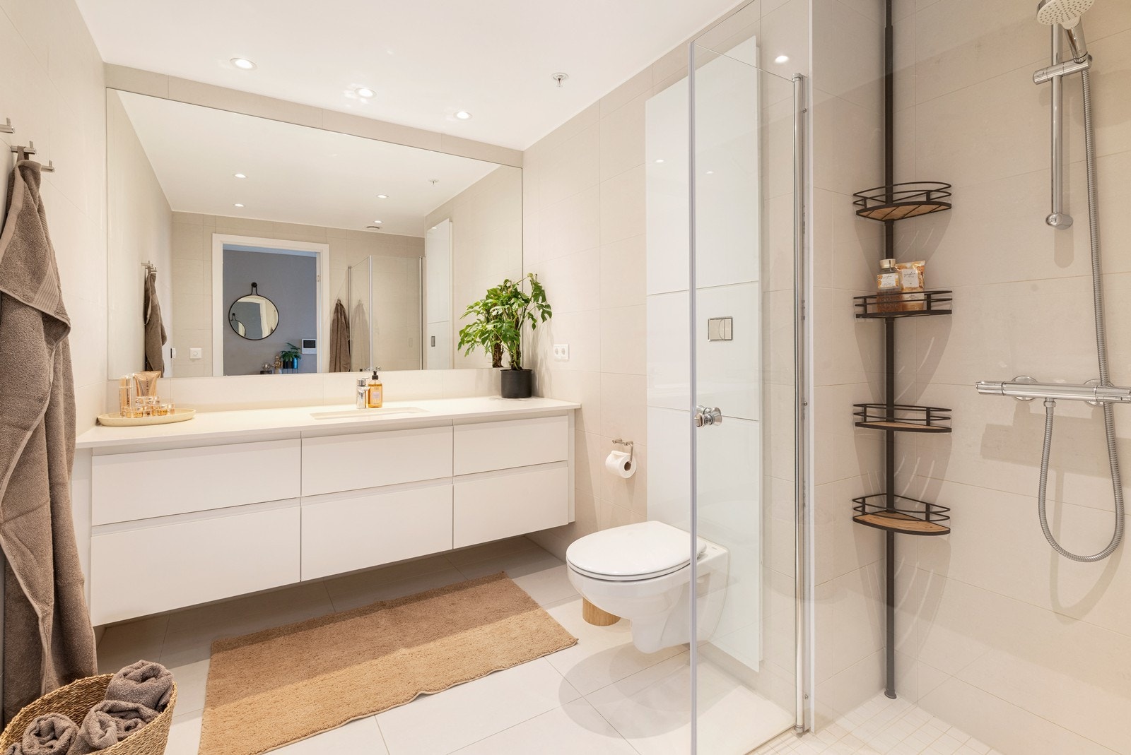 Delikat flislagt bad med varmekabler i gulv. Inneholder servant, vegghengt wc og dusjhjørne. Galleribilde