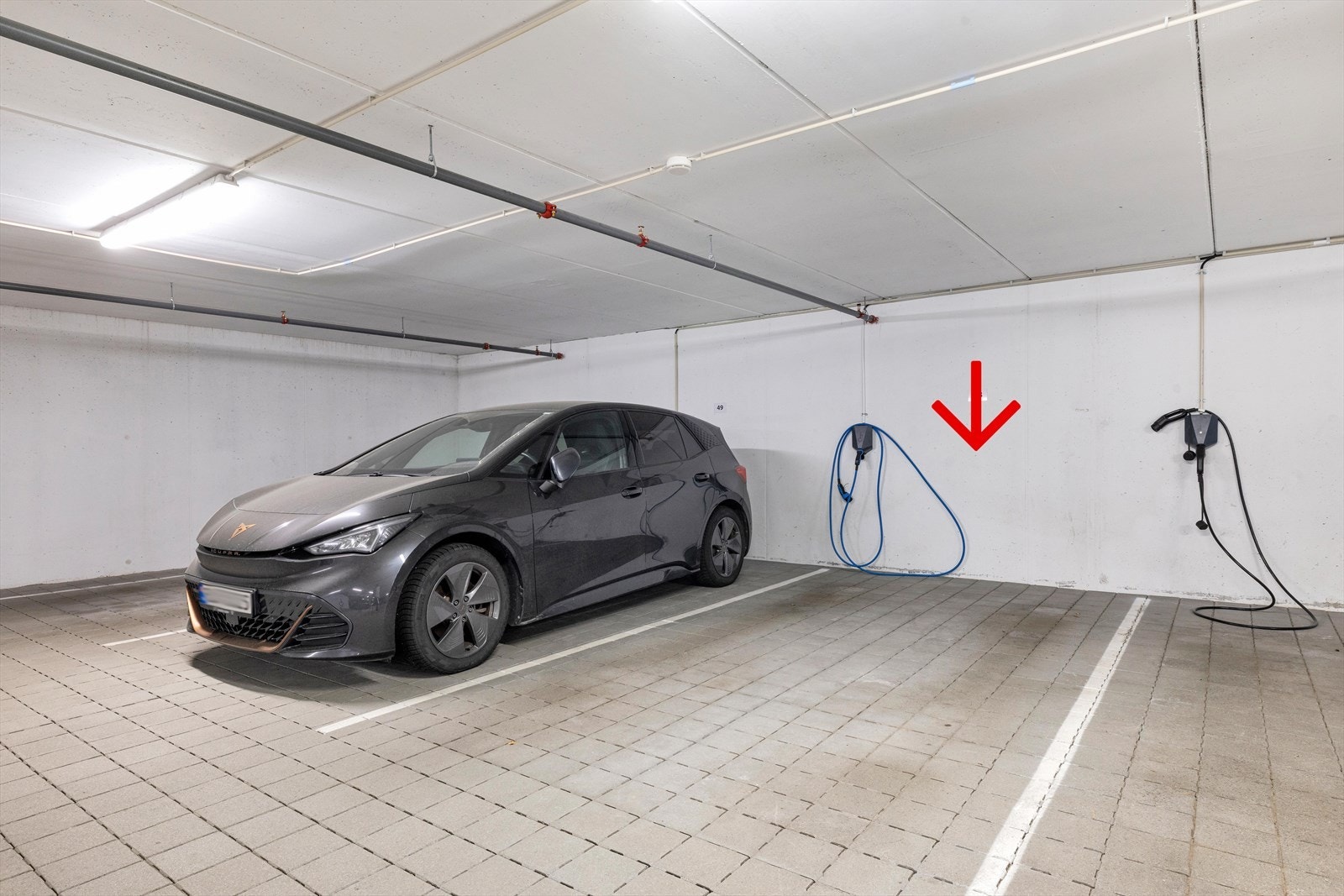 Garasjeplass med elbillader Galleribilde