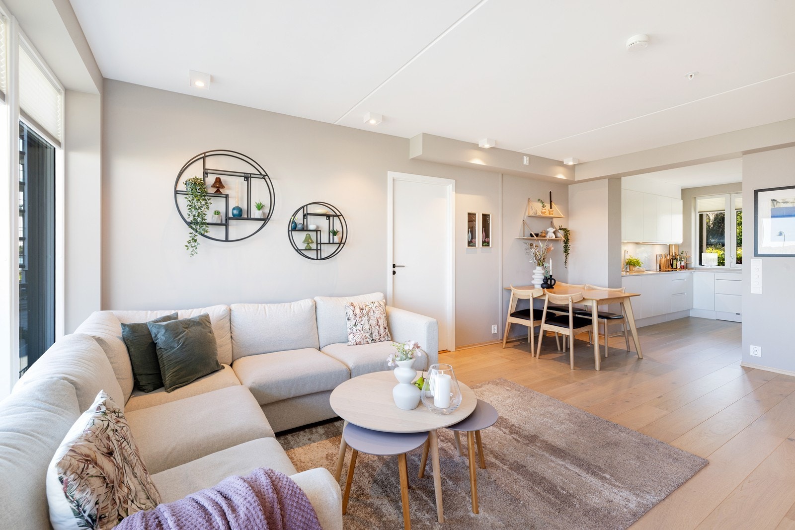 Stue sett mot kjøkkendel Galleribilde