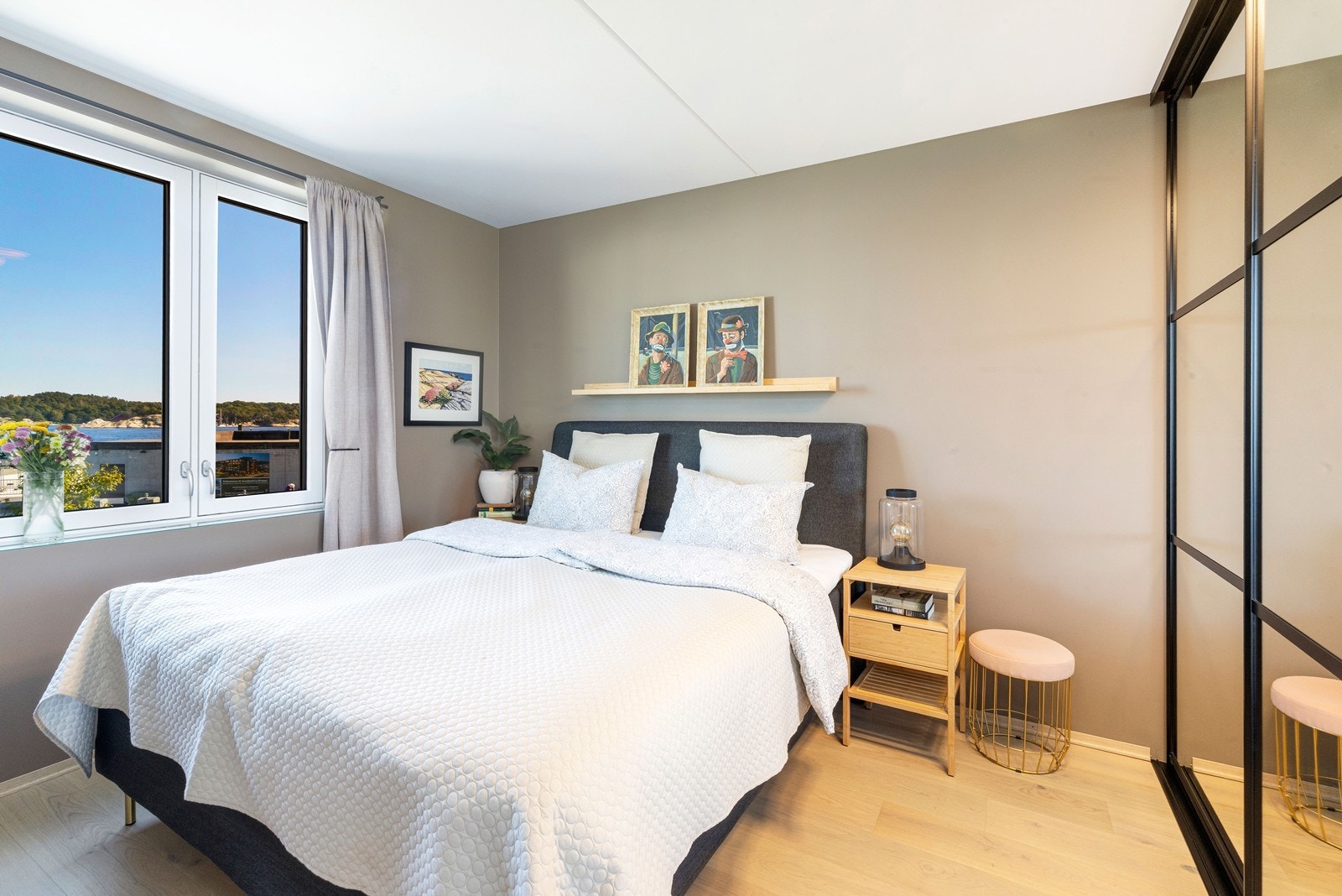 Hovedsoverom med god plass til dobbeltseng. Seng på bildet 180 cm bred. Skyvedørsgarderobe fra Kvik, innredning Elfasystem. Galleribilde