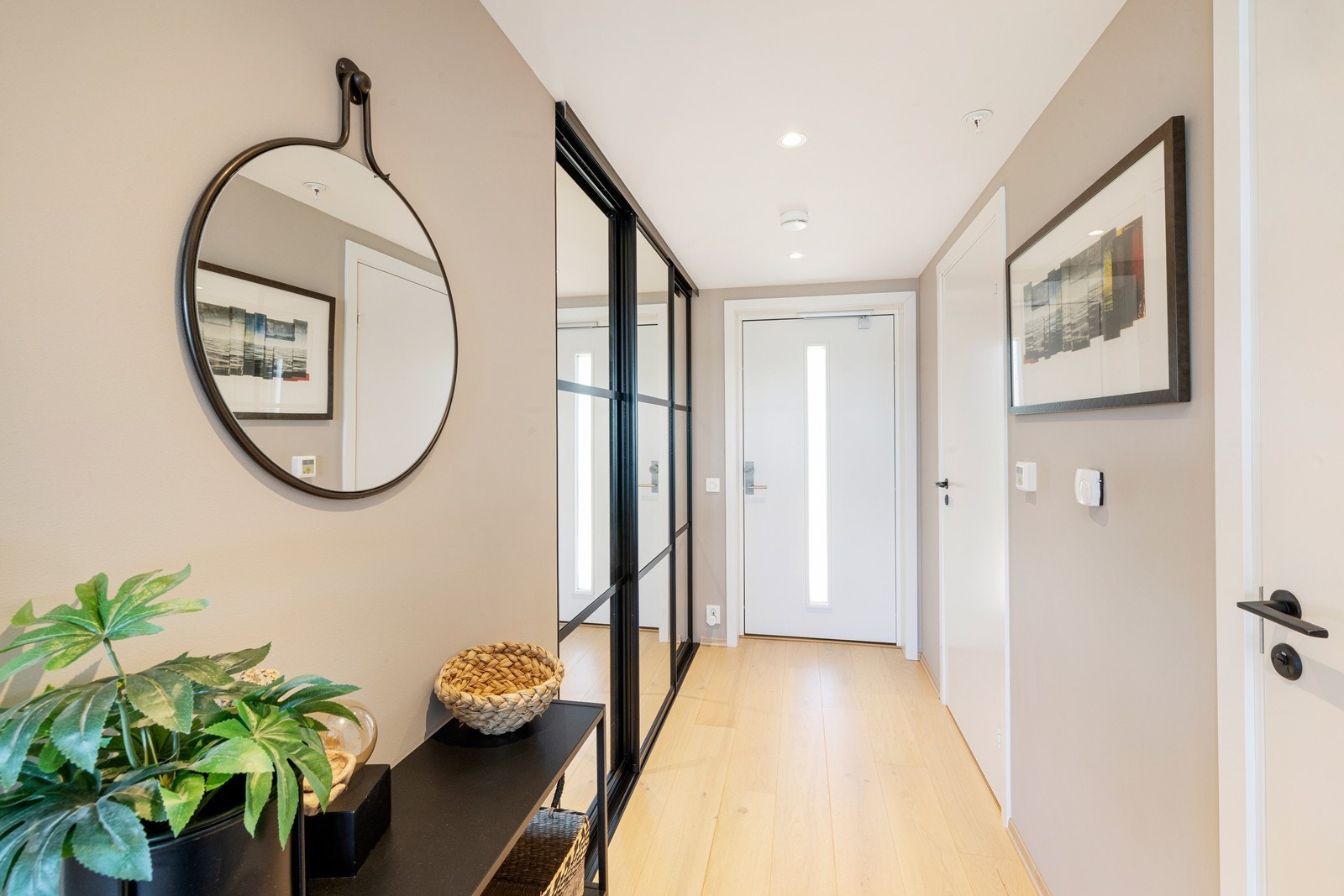 Gang/entré. Inngangsdør: Danalock elektronisk smartlock, kan bruke både kode og nøkkel. Galleribilde