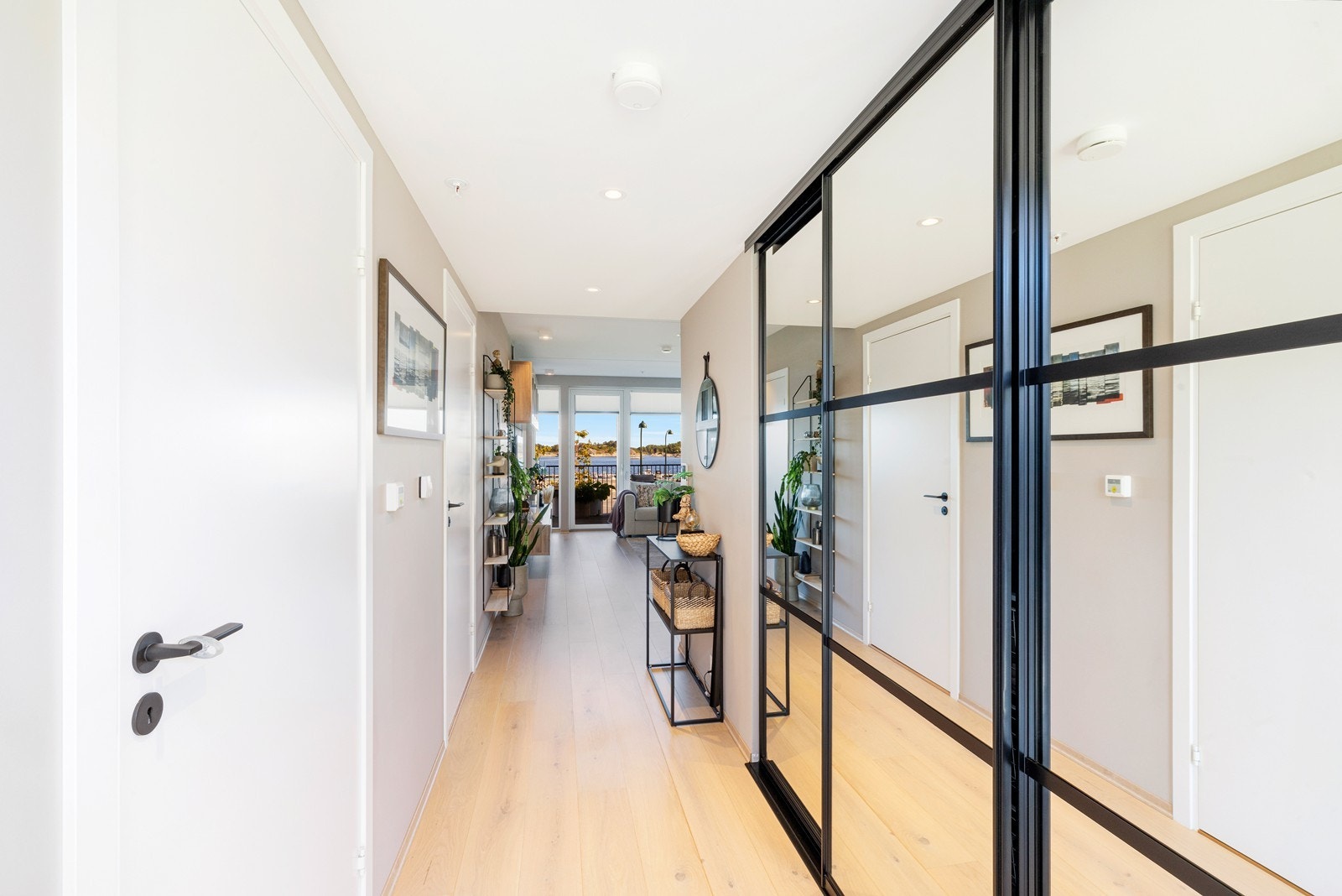 Skyvedørsgarderobe fra Kvik, innredning Elfasystem Galleribilde