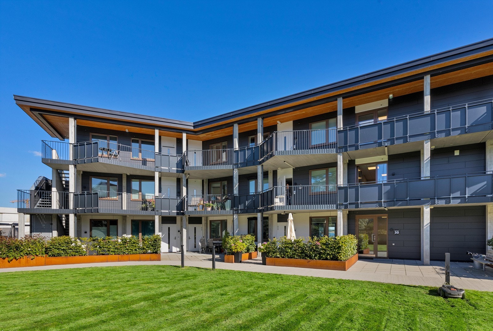 Stor og flott, lun, privat felleshage rett ut fra leiligheten (på bakkeplan, inngangsdør) Galleribilde