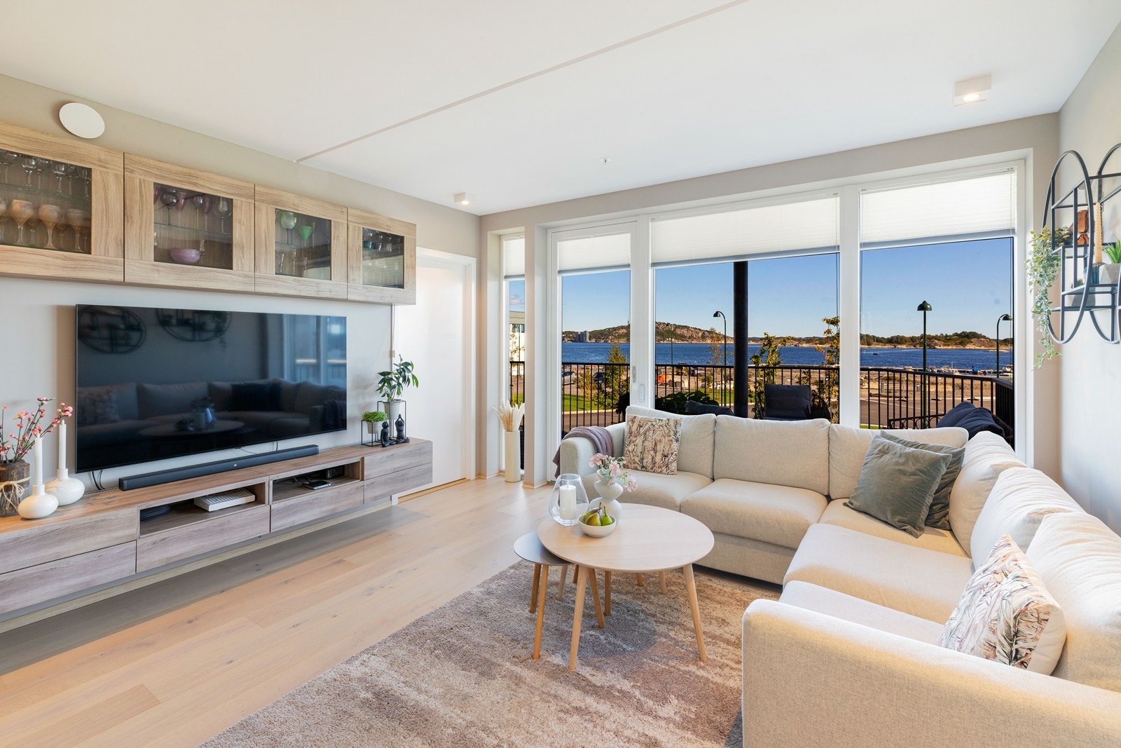 Stue med god plass til sofagruppe. Utvendig solavskjerming på det store vinduet, samt opp/ned plissegardiner på alle vinduer. Galleribilde