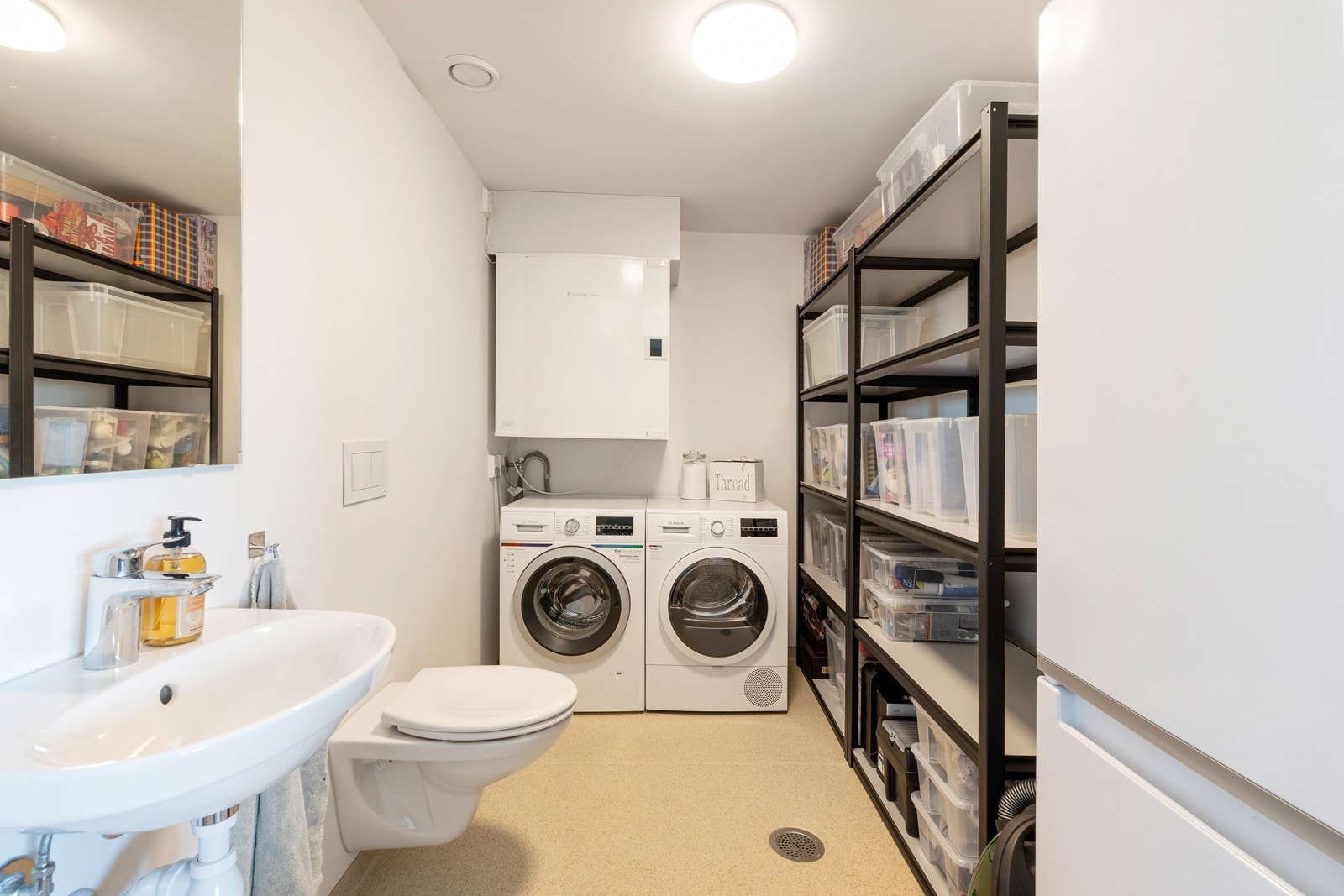 Praktisk vaskerom med wc og servant Galleribilde